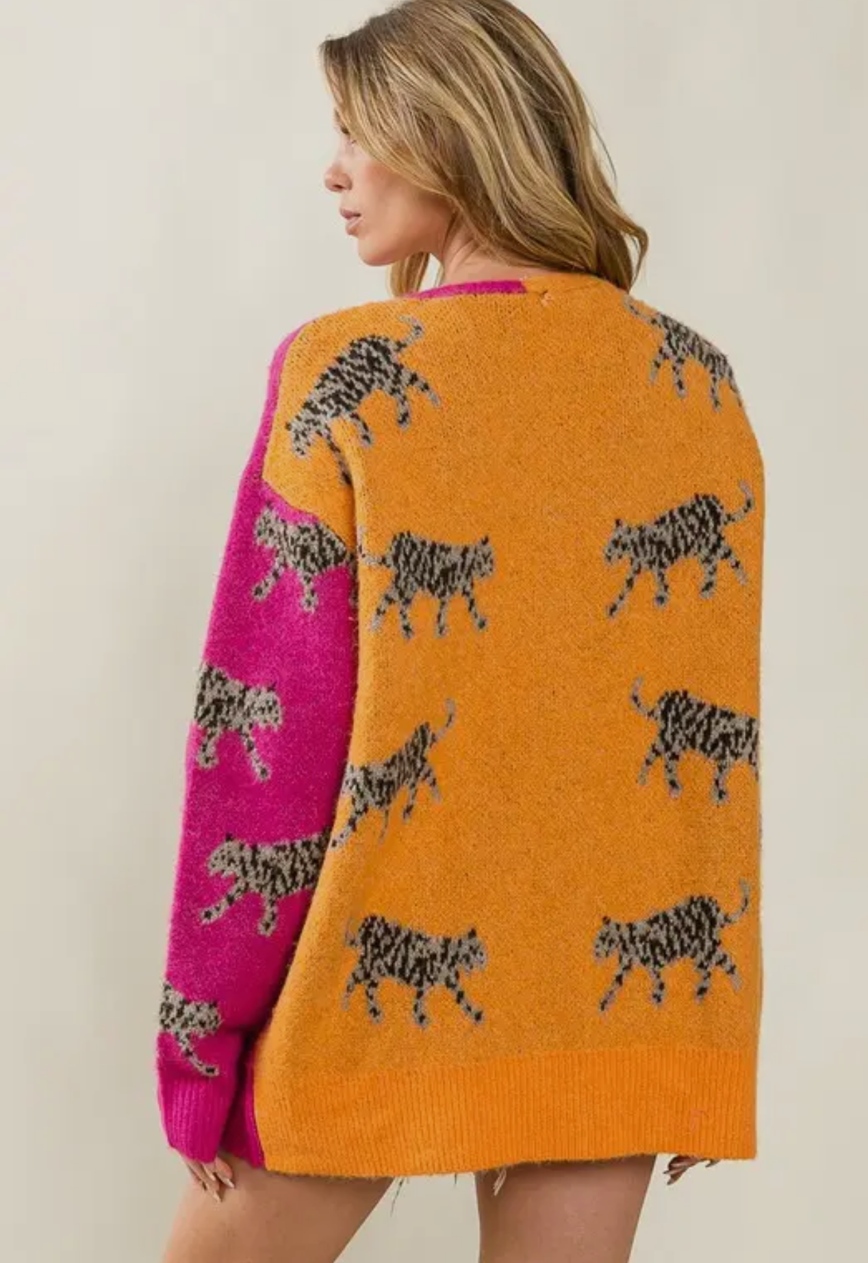 Patch Pockets Tiger Pattern V-
Neck Cardigan